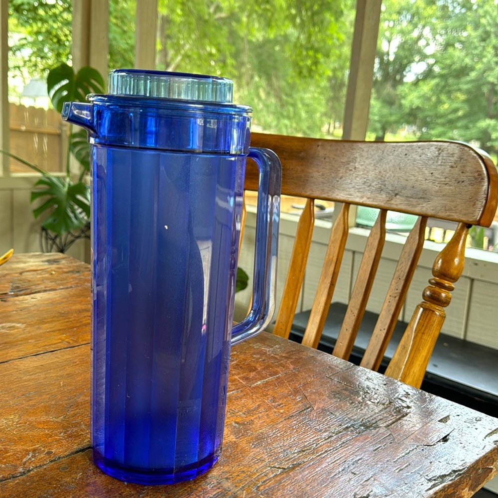 Tupperware 2 qt Pitcher blue Acrylic Preludio 2003b-1
